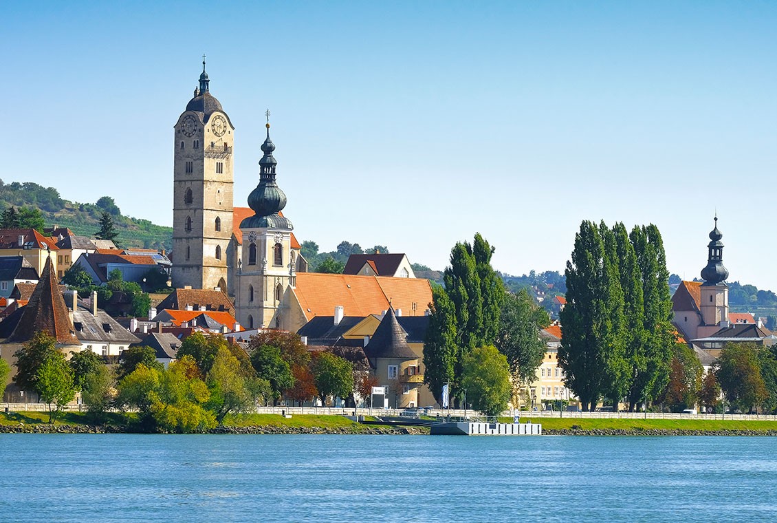 Blick auf die Donau und die Stadt Krems. - 